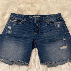 American Eagle distressed short